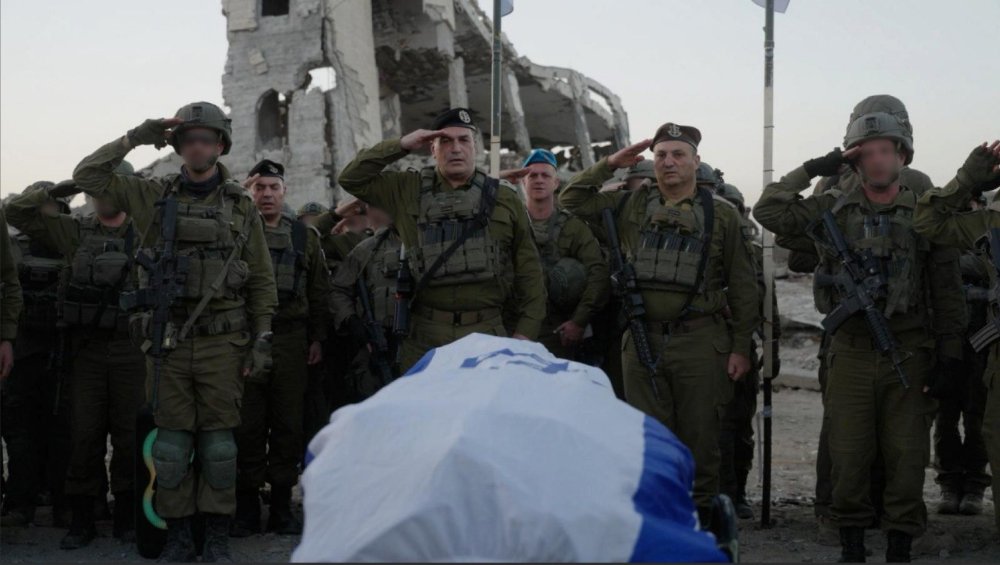 הרמטכ"ל מצדיע לרס"ר רן גואילי ז"ל בדרכו האחרונה מהרצועה (צילום: דובר צה"ל)