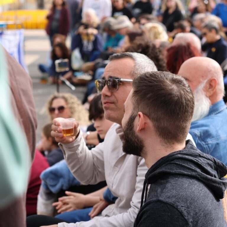 שורדי השבי מתן אנגרסט ועמרי מירן בקבלת השבת האחרונה בכיכר החטופי0 (צילום: דורון הבסי)