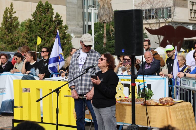 דבורה עידן, אמו של צחי שנרצח ונחטף בשבעה באוקטובר בקבלת השבת האחרונה בכיכר החטופים (צילום: דורון הבסי)