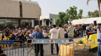 קבלת השבת האחרונה בכיכר החטופים (צילום: דורון הבסי)