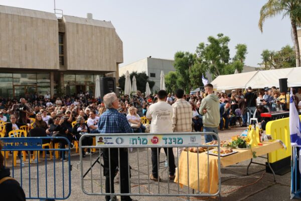 קבלת השבת האחרונה בכיכר החטופים (צילום: דורון הבסי)