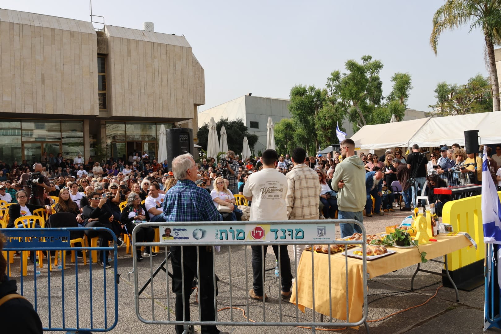 קבלת השבת האחרונה בכיכר החטופים (צילום: דורון הבסי) קבלת השבת האחרונה בכיכר החטופים (צילום: דורון הבסי)
