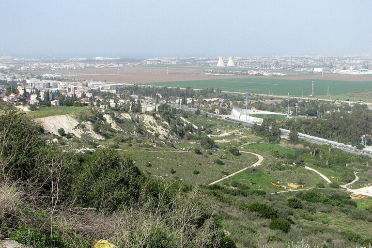 נוף מהר הכרמל לעבר יגור ומפרץ חיפה (צילום: Hanay ויקימדיה קומונס)