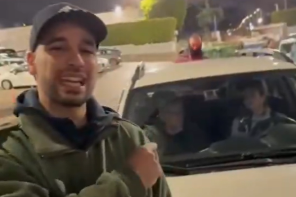 מרדכי דוד חוסם את רכבו של אהרן ברק (צילום מסך מסרטון שפורסם בחשבון X של מרדכי דוד)