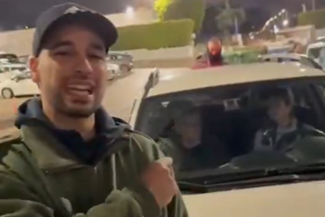 מרדכי דוד חוסם את רכבו של אהרן ברק (צילום מסך מסרטון שפורסם בחשבון X של מרדכי דוד) מרדכי דוד חוסם את רכבו של אהרן ברק (צילום מסך מסרטון שפורסם בחשבון X של מרדכי דוד)