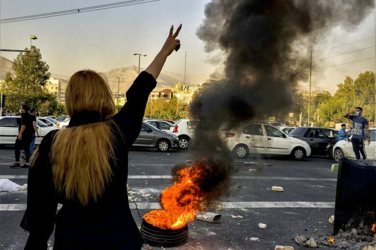 צמיג בוער במחאה נגד המשטר בטהרן, 2022 (צילום: AP Photo/Middle East Images, File)