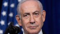 ראש הממשלה בנימין נתניהו בעת ביקורו באחוזת הנשיא טראמפ מאר-א-לאגו, דצמבר 2025 (צילום: AP Photo/Alex Brandon)