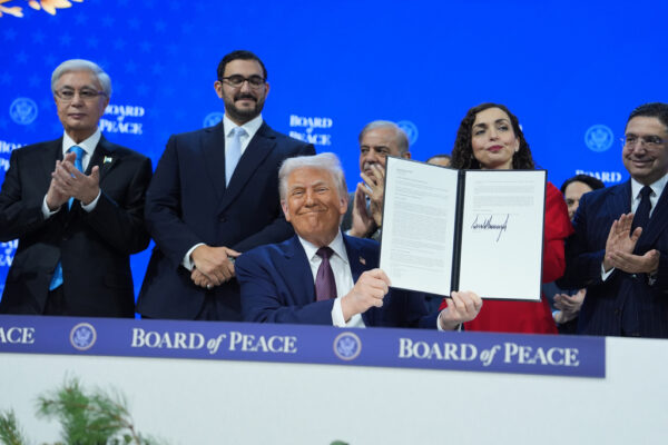 נשיא ארה"ב דונלד טראמפ חותם על אמנת מועצת השלום בדאבוס, שוויץ (צילום: AP Photo/Evan Vucci)