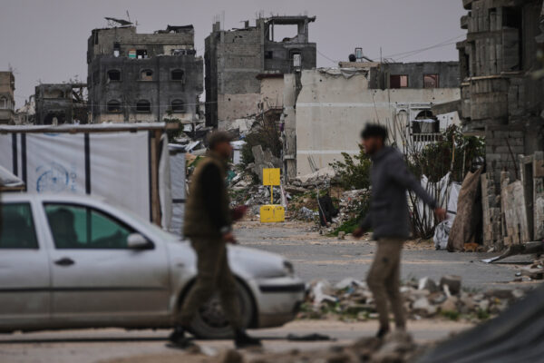 פלסטינים ליד "הקו הצהוב" בחאן יונס (AP Photo/Abdel Kareem Hana)