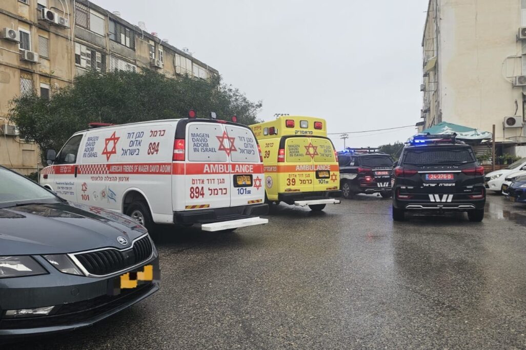 אמבולנס בזירת תאונה בה נהרג עובד בן 78 מפגיעת טרקטור (צילום: תיעוד מבצעי מד"א) ניידות משטרה ואמבולנסים של מד"א בזירת האירוע בקריית ים (צילום: מד"א מבצעי)