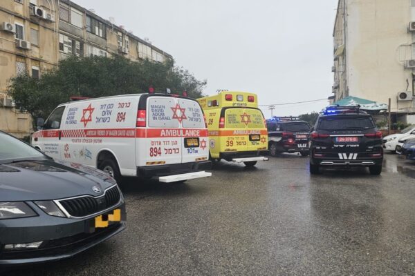 ניידות משטרה ואמבולנסים של מד"א בזירת האירוע בקריית ים (צילום: מד"א מבצעי)