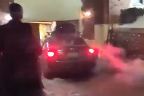 הרכב מתנגש בדלתות מרכז חב"ד העולמי בברוקלין (צילום מסך: רשתות חברתיות לפי סעיף 27א')