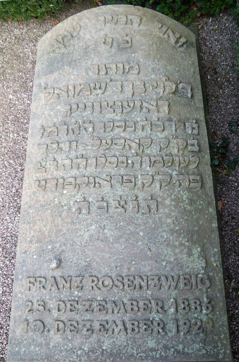 המצבה על קברו של פרנץ רוזנצוויג בגרמניה, שבה מופיע שמו הפרטי העברי "לוי" (צילום: Simsalabimbam, ויקימדיה)