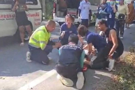 כוחות ההצלה התאילנדיים בזירת התאונה (צילום: חדר מצב - פספורטקארד) כוחות ההצלה התאילנדיים בזירת התאונה (צילום: חדר מצב - פספורטקארד)