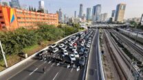 חסימת איילון דרום על ידי משפחות נרצחים מהחברה הערבים ופעילים חברתיים (צילום: עומדים ביחד)
