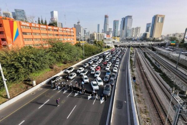 חסימת איילון דרום על ידי משפחות נרצחים מהחברה הערבים ופעילים חברתיים (צילום: עומדים ביחד)