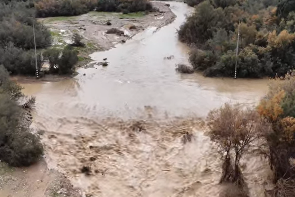 נחל צאלים מוצף בשל מזג האוויר הסוער (צילום מסך, רשתות חברתיות) נחל צאלים מוצף בשל מזג האוויר הסוער (צילום מסך, רשתות חברתיות)