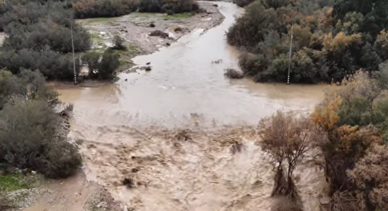 נחל צאלים מוצף בשל מזג האוויר הסוער (צילום מסך, רשתות חברתיות)
