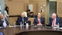 שר החקלאות אבי דיכטר (מימין), שר הכלכלה ניר ברקת, ויו"ר ועדת הכספים חנוך מילביצקי (משמאל) בישיבת ועדת הכספים (צילום: דני שם טוב / דוברות הכנסת)