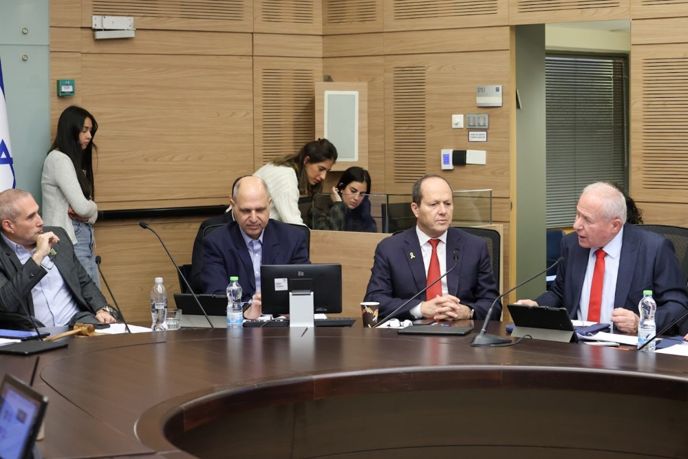שר החקלאות אבי דיכטר (מימין), שר הכלכלה ניר ברקת, ויו"ר ועדת הכספים חנוך מילביצקי (משמאל) בישיבת ועדת הכספים (צילום: דני שם טוב / דוברות הכנסת)