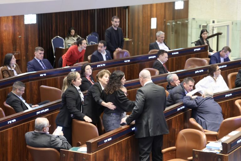 ח"כ נעמה לזימי מוצאת מהמליאה בזמן הדיון על תקציב 2026 (צילום: דני שם טוב/דוברות הכנסת)