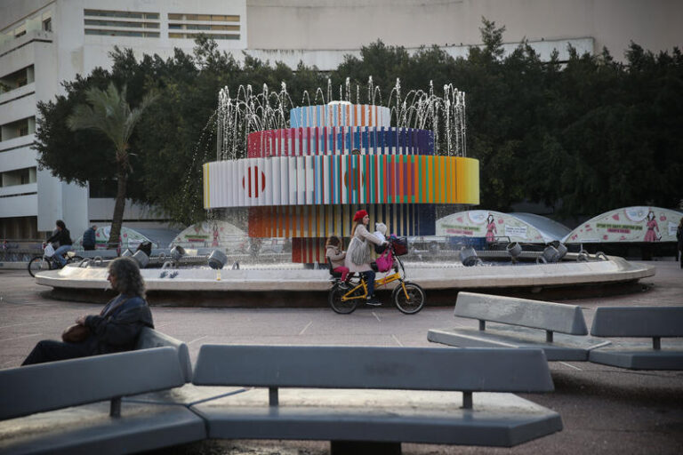 המזרקה בכיכר דיזנגוף בתל אביב שיצר יעקב אגם (צילום: נתי שוחט/פלאש90)