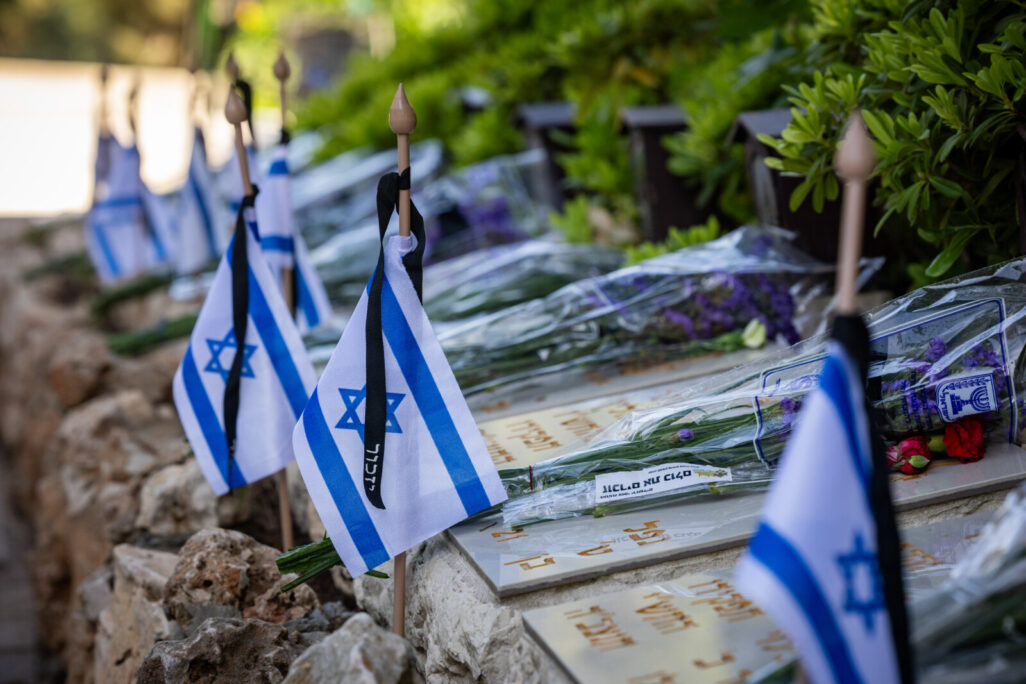 דגלונים על קברי חללי צה"ל ביום הזיכרון (צילום ארכיון: חיים גולדברג/פלאש90)