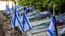 דגלונים על קברי חללי צה"ל ביום הזיכרון (צילום ארכיון: חיים גולדברג/פלאש90)