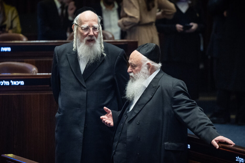 ח"כ אייכלר (משמאל), שימונה לסגן שר התקשורת, לצד יו"ר אגודת ישראל גולדקנוף (צילום: יונתן זינדל/פלאש90) ח"כ אייכלר (משמאל), שימונה לסגן שר התקשורת, לצד יו"ר אגודת ישראל גולדקנוף (צילום: יונתן זינדל/פלאש90)
