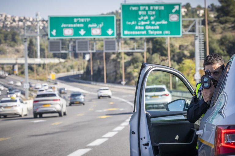 שוטר תנועה עם מצלמת מהירות בכביש 1, דצמבר 2025 (צילום ארכיון: חיים גולדברג)