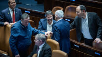 שר האוצר בצלאל סמוטריץ' (במרכז) עם ראש הממשלה בנימין נתניהו, שר הביטחון ישראל כ"ץ, שר הכלכלה ניר ברקת, שר החינוך יואב קיש וח"כ שמחה רוטמן, בדיון בכנסת (צילום: יונתן זינדל / פלאש 90)