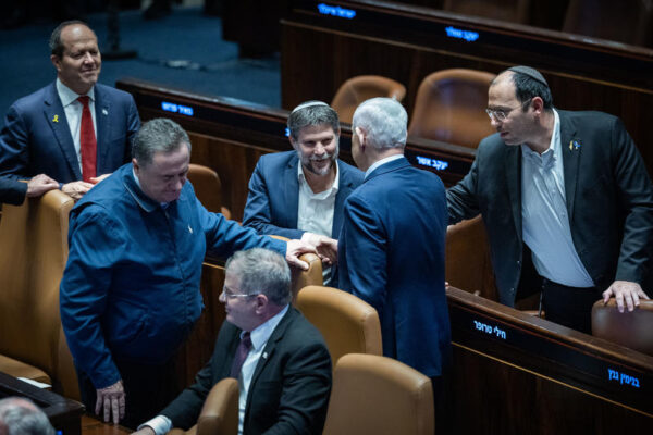 שר האוצר בצלאל סמוטריץ' (במרכז) עם ראש הממשלה בנימין נתניהו, שר הביטחון ישראל כ"ץ, שר הכלכלה ניר ברקת, שר החינוך יואב קיש וח"כ שמחה רוטמן, בדיון בכנסת (צילום: יונתן זינדל / פלאש 90)