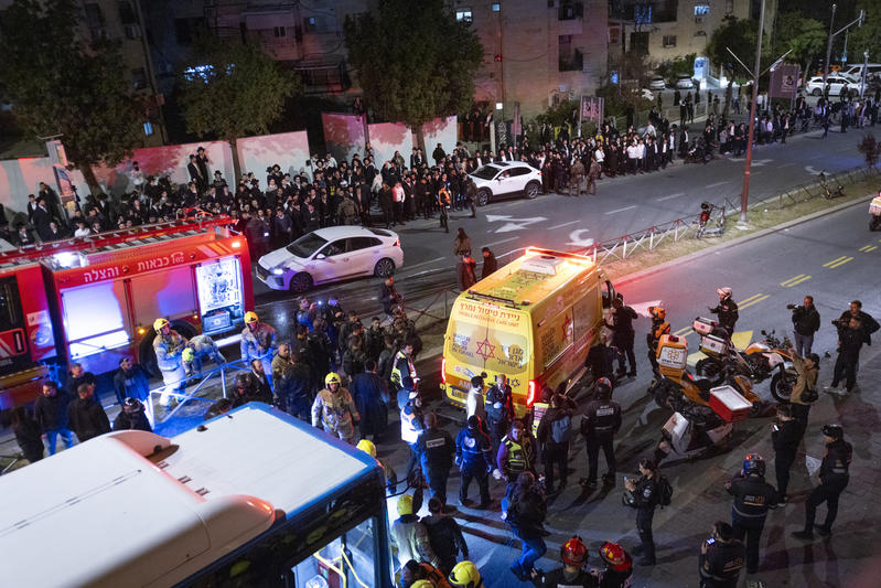 כוחות הצלה בזירת הדריסה בהפגנה נגד חוק הגיוס (צילום: חיים גולדברג/פלאש90) כוחות הצלה בזירת הדריסה בהפגנה נגד חוק הגיוס (צילום: חיים גולדברג/פלאש90)