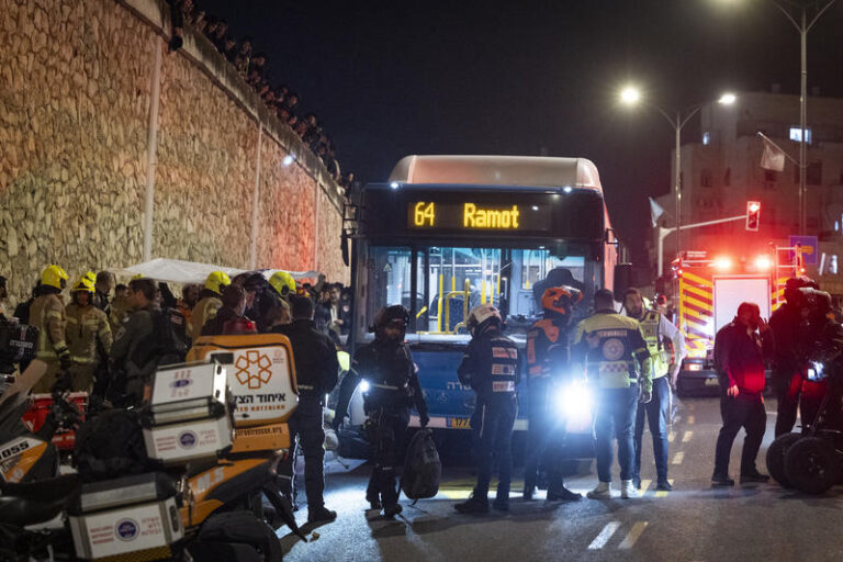 כוחות הצלה בזירת הדריסה בהפגנה נגד חוק הגיוס (צילום: חיים גולדברג/פלאש90)
