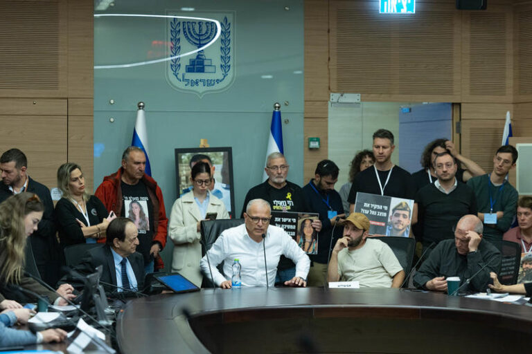 דיון המחאה ב"וועדה לקידום חוק ועדת חקירה ממלכתית", שערכו משפחות מועצת אוקטובר באולם ועדת מעמד האישה (צילום: יונתן זינדל/פלאש90)