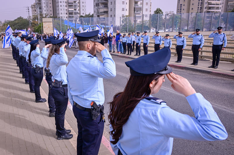 שוטרים מצדיעים לשיירה בהובלת ארונו של רן גואילי ז"ל (צילום: אבשלום ששוני/פאלש90) שוטרים מצדיעים לשיירה בהובלת ארונו של רן גואילי ז"ל (צילום: אבשלום ששוני/פאלש90)