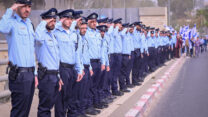 שוטרים מצדיעים לשיירה בהובלת ארונו של רן גואילי ז"ל (צילום: אבשלום ששוני/פאלש90)