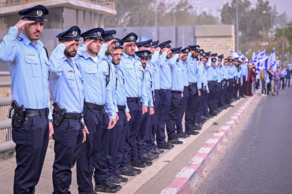 שוטרים מצדיעים לשיירה בהובלת ארונו של רן גואילי ז"ל (צילום: אבשלום ששוני/פאלש90)