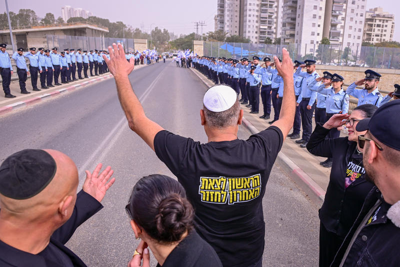 משפחת גואילי מודה לשוטרים שהגיעו לחלוק כבוד אחרון לבנם רן (צילום: אבשלום ששוני/פלאש90) משפחת גואילי מודה לשוטרים שהגיעו לחלוק כבוד אחרון לבנם רן (צילום: אבשלום ששוני/פלאש90)