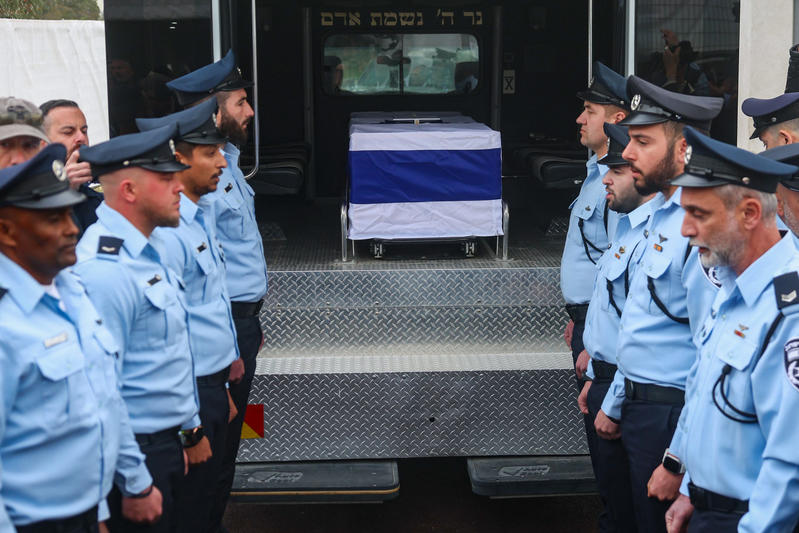 ארונו של רן גואילי מגיע למיתר (צילום: חיים גולדברג/פלאש90) ארונו של רן גואילי מגיע למיתר (צילום: חיים גולדברג/פלאש90)