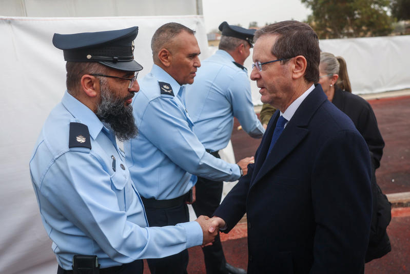 נשיא המדינה יצחק הרצוג בהלוויית רן גואילי במיתר (צילום: חיים גולדברג/פלאש90) נשיא המדינה יצחק הרצוג בהלוויית רן גואילי במיתר (צילום: חיים גולדברג/פלאש90)