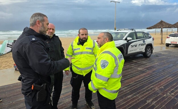 פעילות המשטרה בזירת האירוע בבת ים (צילום: דוברות המשטרה) כוחות המשטרה בחוף תאיו בבת ים (צילום: דוברות המשטרה)