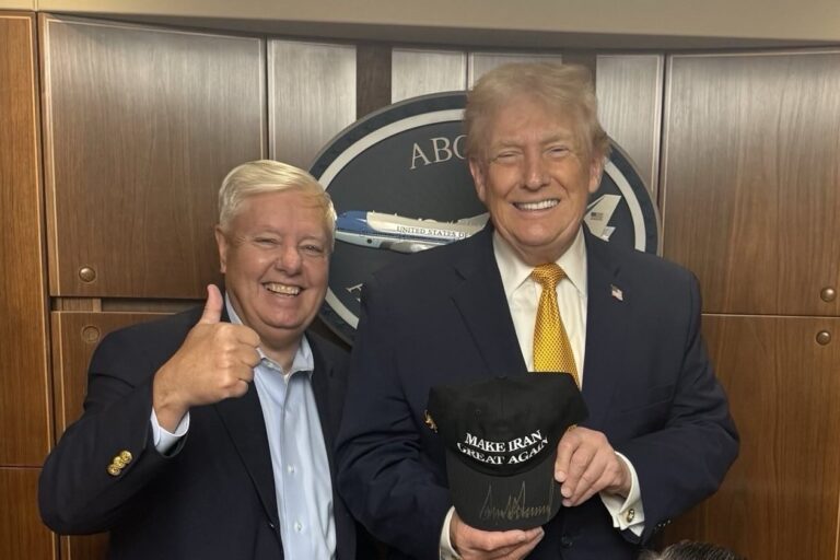 נשיא ארה"ב דונלד טראמפ אוחז בכובע "Make Iran Great Again", עם הסנאטור לינדזי גראהם (צילום: LindseyGrahamSC, רשת X)
