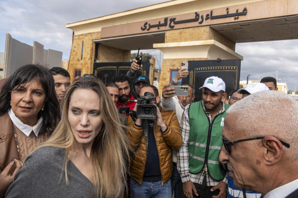 אנג'לינה ג'ולי בביקור במעבר רפיח בצד המצרי במסגרת סיור הומניטרי (צילום: Ali Moustafa/Getty Images) אנג'לינה ג'ולי בביקור במעבר רפיח בצד המצרי במסגרת סיור הומניטרי (צילום: Ali Moustafa/Getty Images)