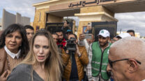 אנג'לינה ג'ולי בביקור במעבר רפיח בצד המצרי במסגרת סיור הומניטרי (צילום: Ali Moustafa/Getty Images)