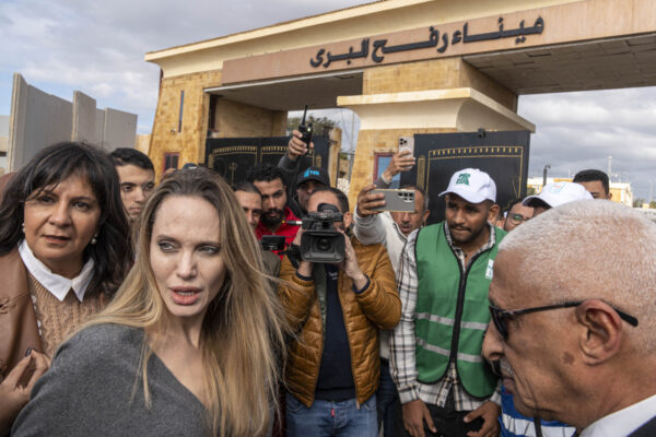 אנג'לינה ג'ולי בביקור במעבר רפיח בצד המצרי במסגרת סיור הומניטרי (צילום: Ali Moustafa/Getty Images)