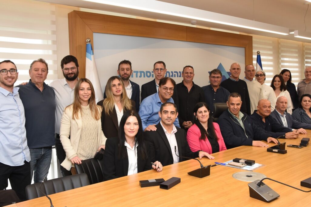 מעמד חתימת ההסכם בחברת נגה (צילום: יסמין גיל דוברות ההסתדרות) מעמד חתימת ההסכם בחברת נגה (צילום: יסמין גיל דוברות ההסתדרות)