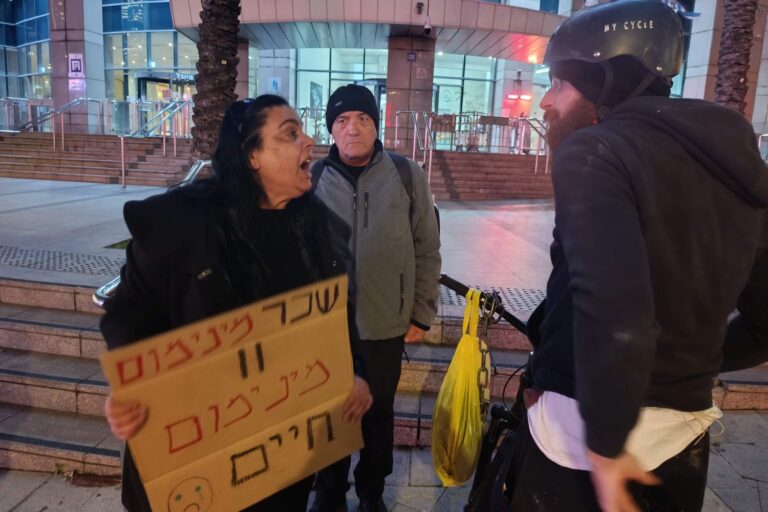צופיה שניידר (משמאל) בהפגנה נגד יוקר המחיה בתל אביב (צילום: אסף צבי)