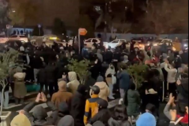 מפגינים באיראן (צילום: מרשתות חברתיות) מפגינים באיראן (צילום: מרשתות חברתיות)