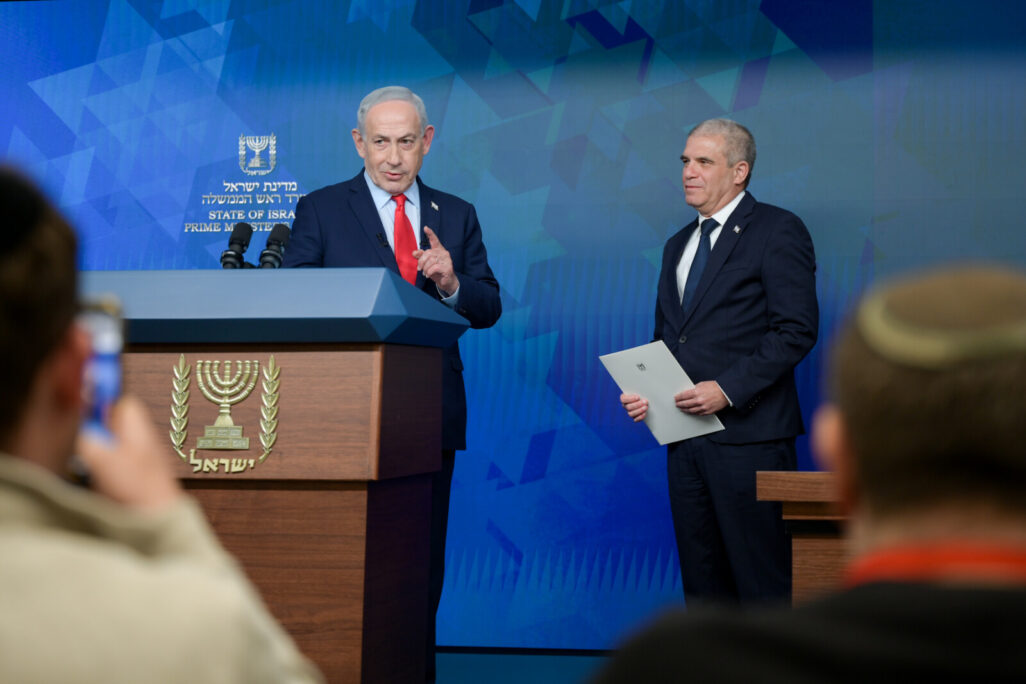 ראש הממשלה בנימין נתניהו במסיבת עיתונאים לצד מתאם השבויים והנעדרים גל הירש (צילום: צילום: מעיין טואף / לע״מ)